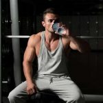 muscular male drinking mass gainer 700x405 1 مکمل‌ها و داروهای بدنسازی