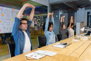 ورزش و حرکات کششی برای کارمندان در محل کار